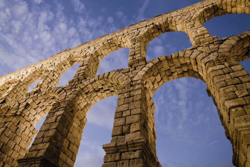 Acueducto romano de Segovia con sus arcos de piedra
