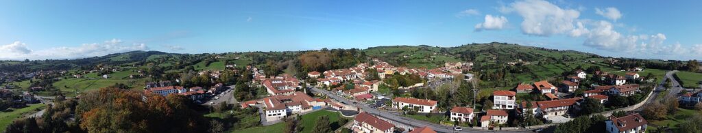 Vista de Santillana del Mar entre prados