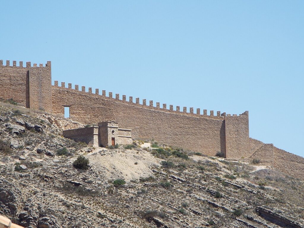 Murallas de Albarracín sobre la colina