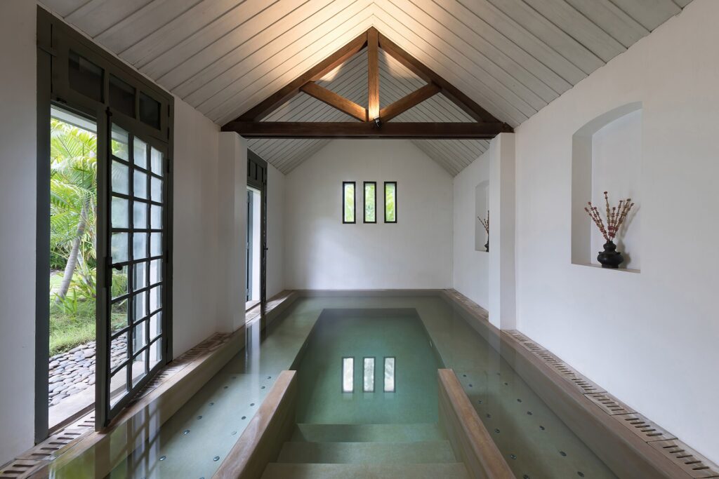 Piscina interior del spa de un hotel