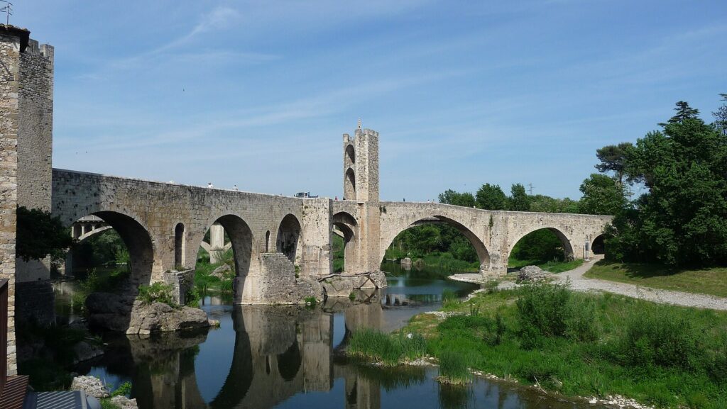 Puente medieval de Besalú sobre el río Fluvià
